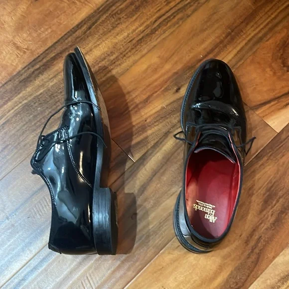 Men’s shoes Allen Edmond’s shoes size 9 1/2
Good condition
Classy, shiny, black - Picture 4 of 7